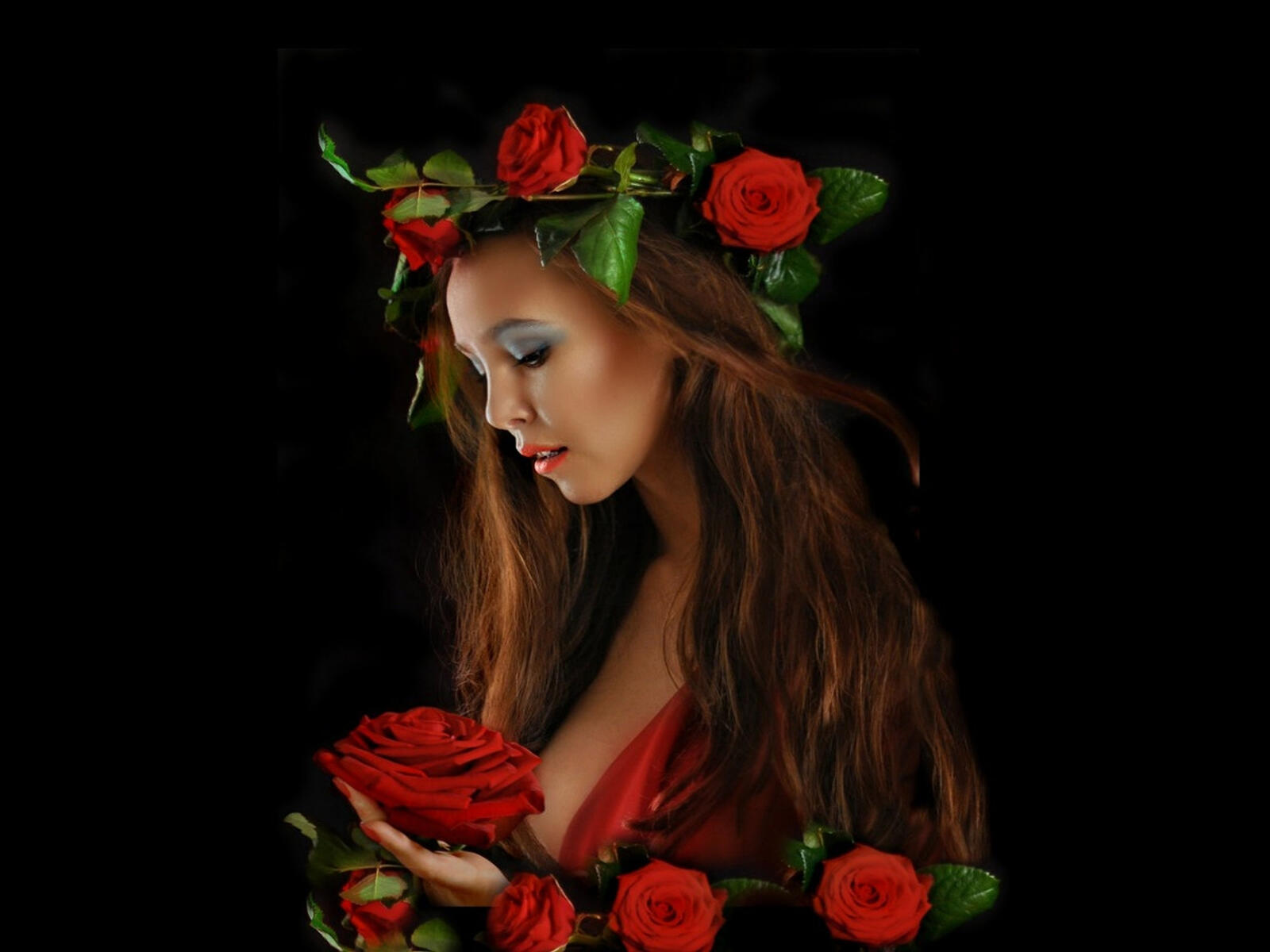 Бесплатное фото Темноволосая девушка с венком из цветов на голове
