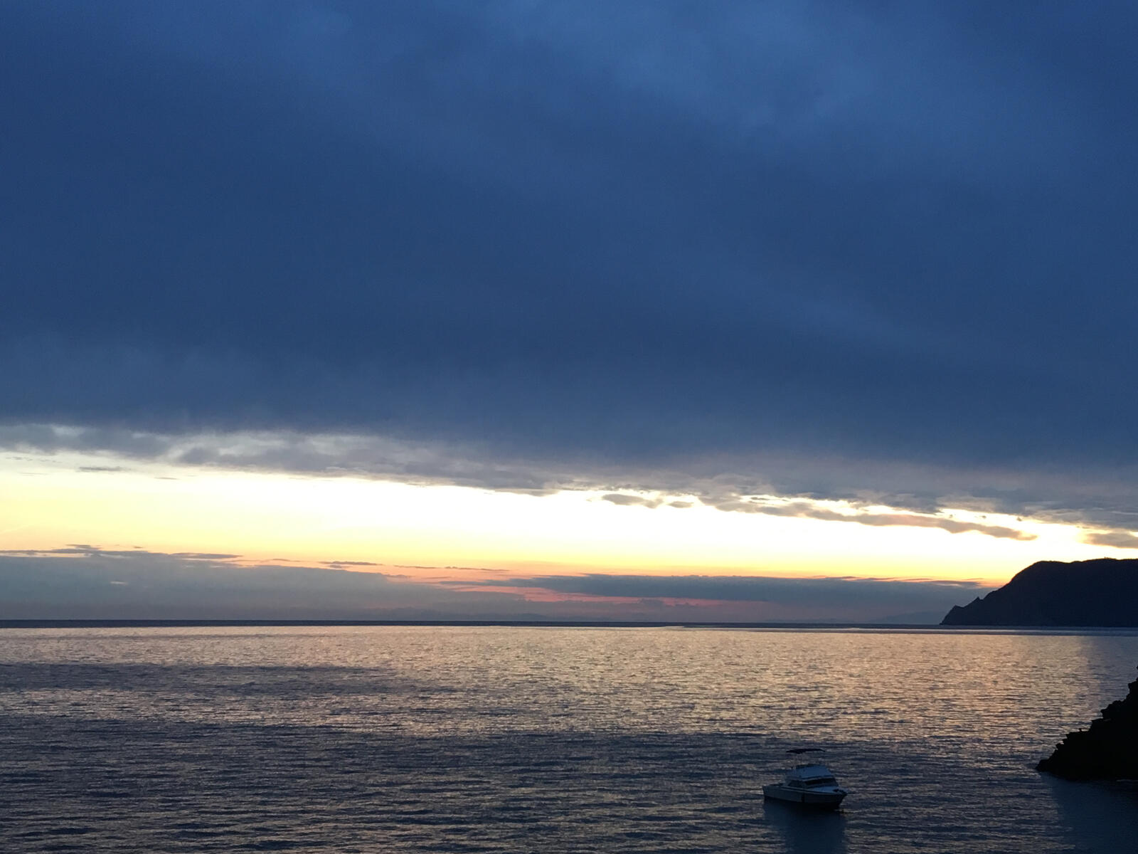 Бесплатное фото Одинокий катер на море