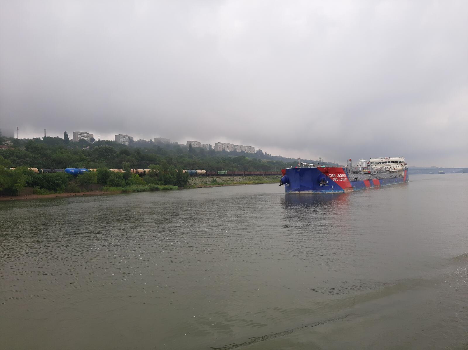 Бесплатное фото Корабли по реке дон перевозит сухогруз