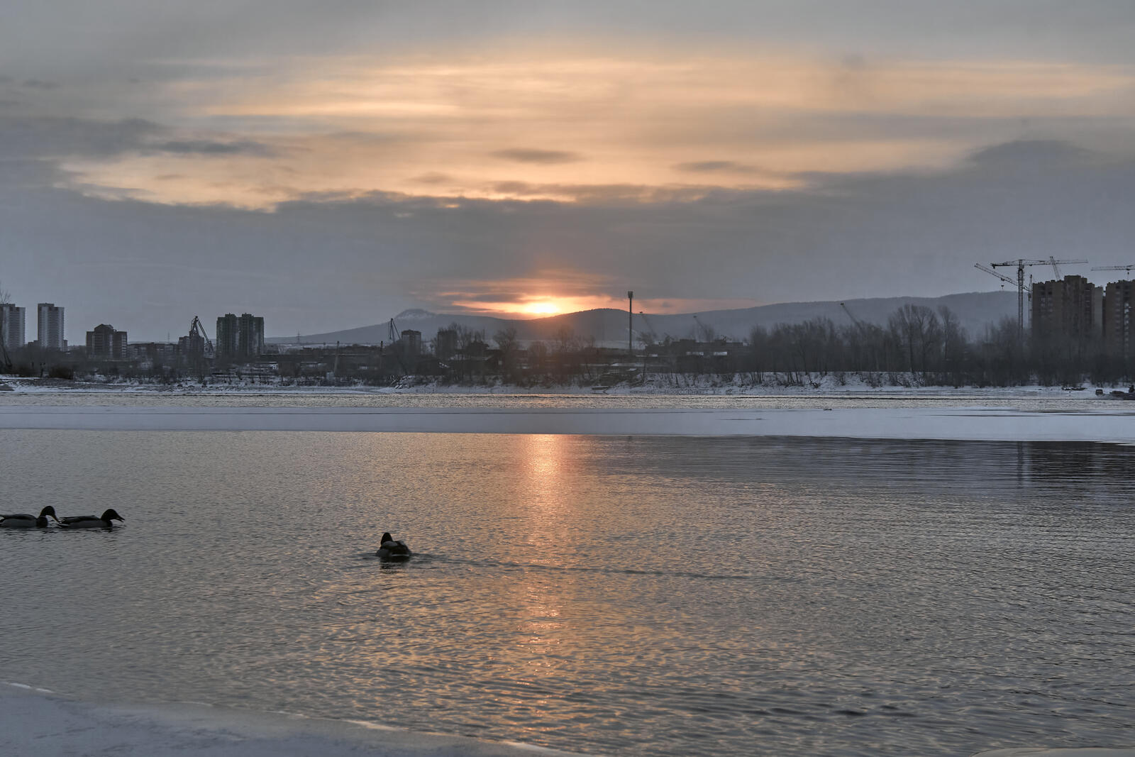 Free photo Dawn over the Yenisei in winter