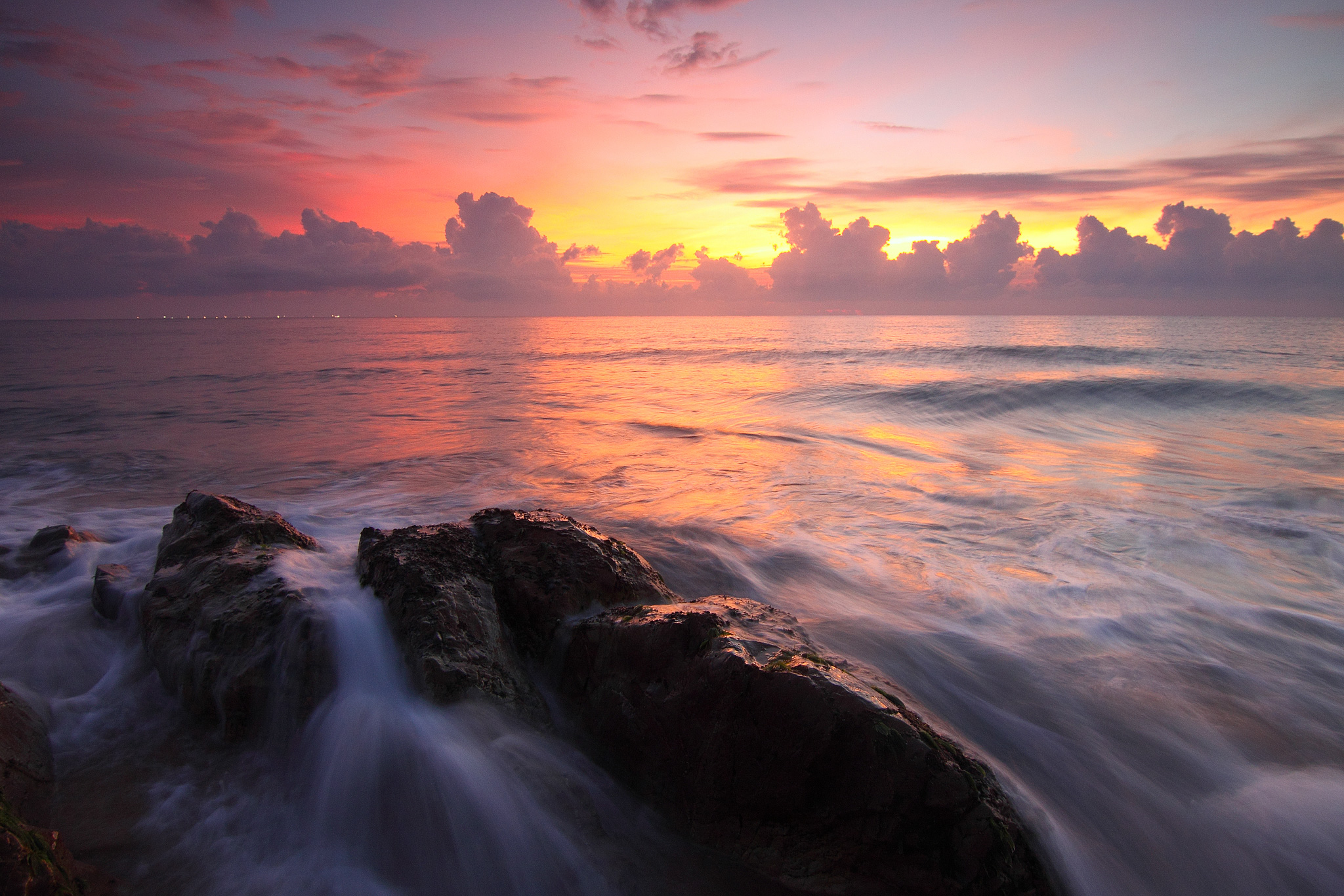 免费照片海上日落，地平线上有蓬松的云朵