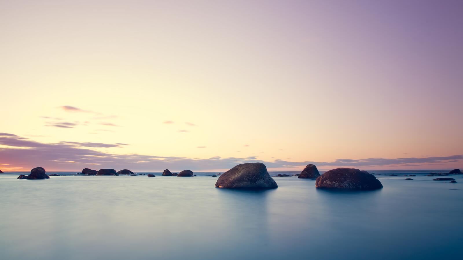 免费照片夕阳下海边的静谧风景