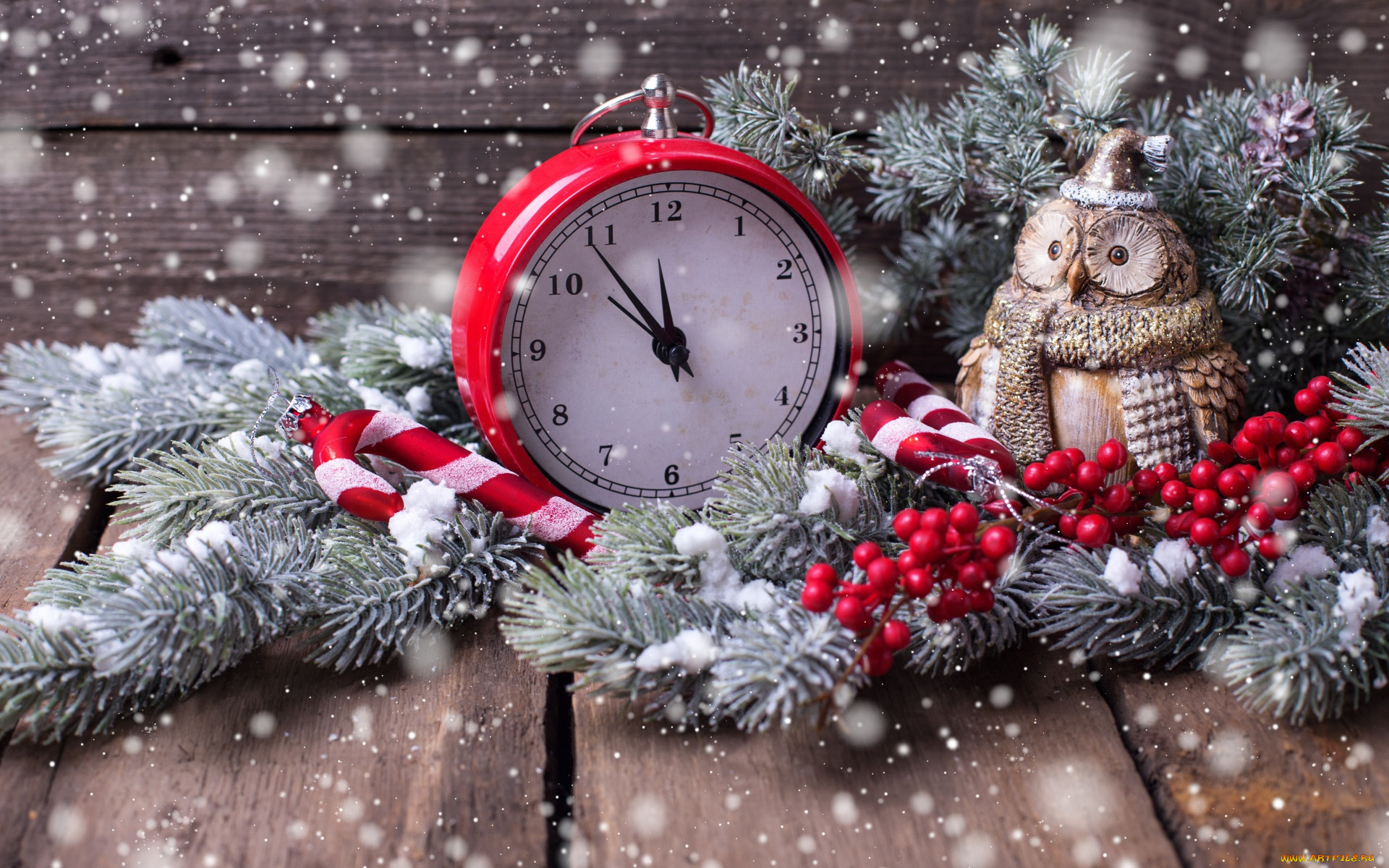 Бесплатное фото Часы с новогодней атмосферой