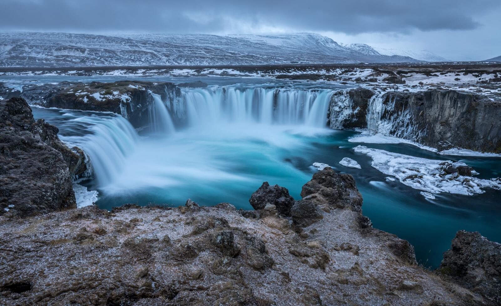 Бесплатное фото Морозный вечер у водопада