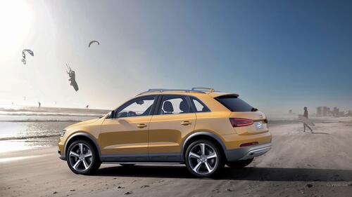 Audi Q5 стоит на морском пляже