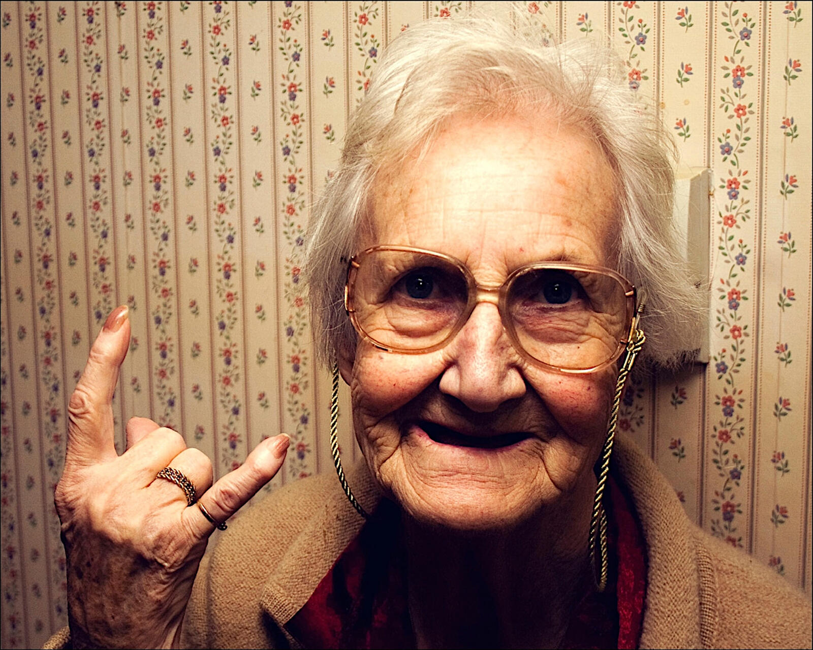 Wallpapers old lady gesture glasses on the desktop