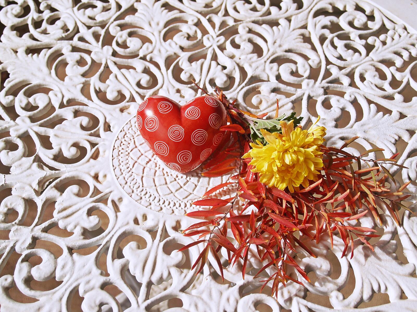 Бесплатное фото Сердечко с цветами на столе в День Святого Валентина