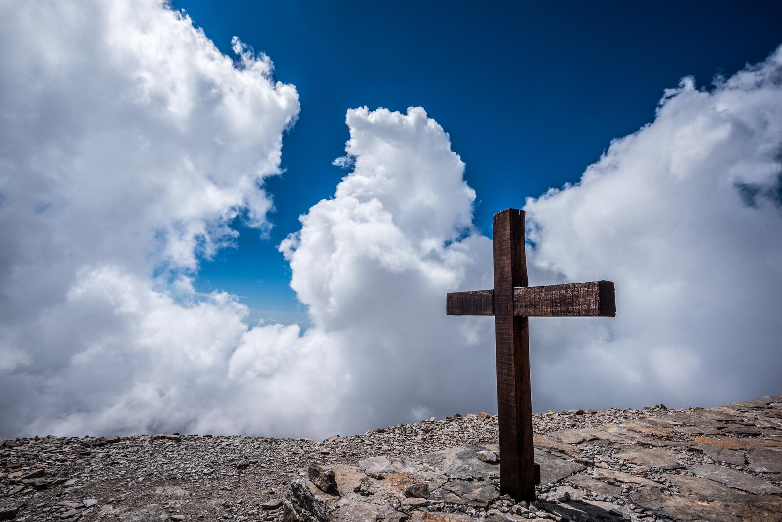 Free photo A wooden cross on top of the mountain