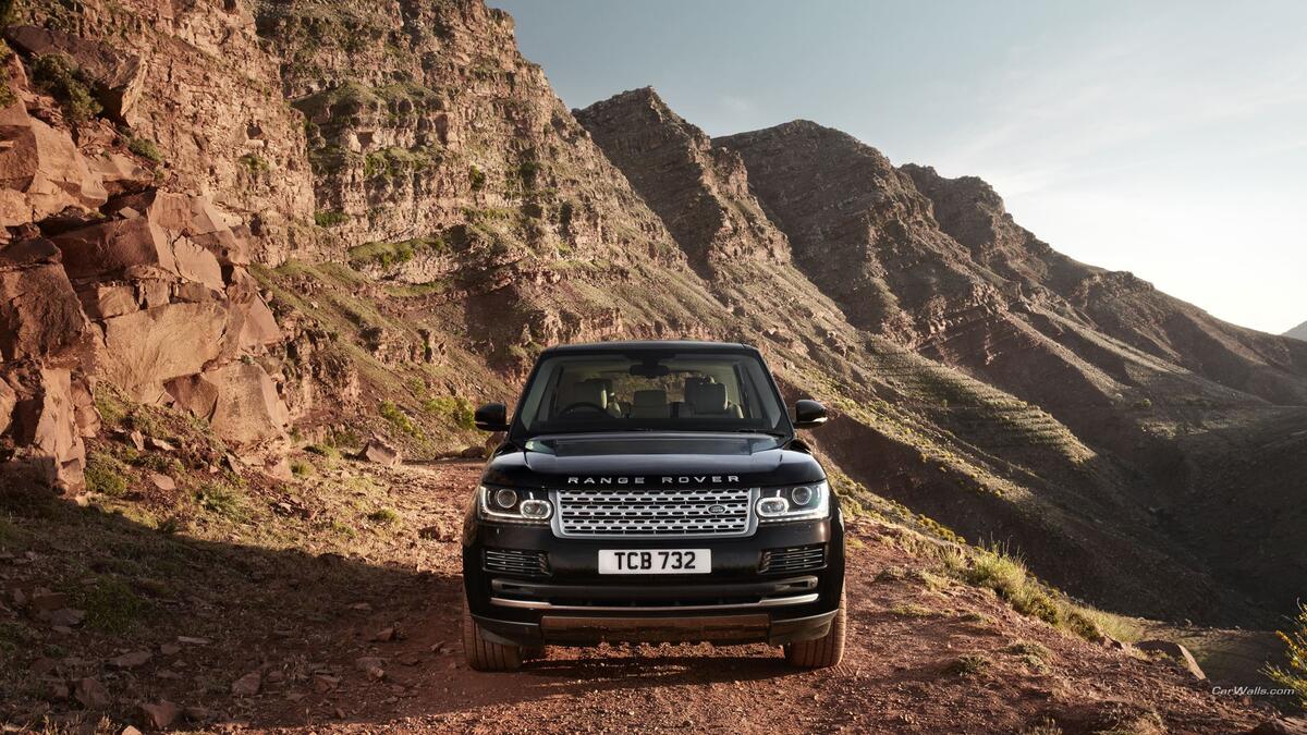 Черный Range Rover в горах