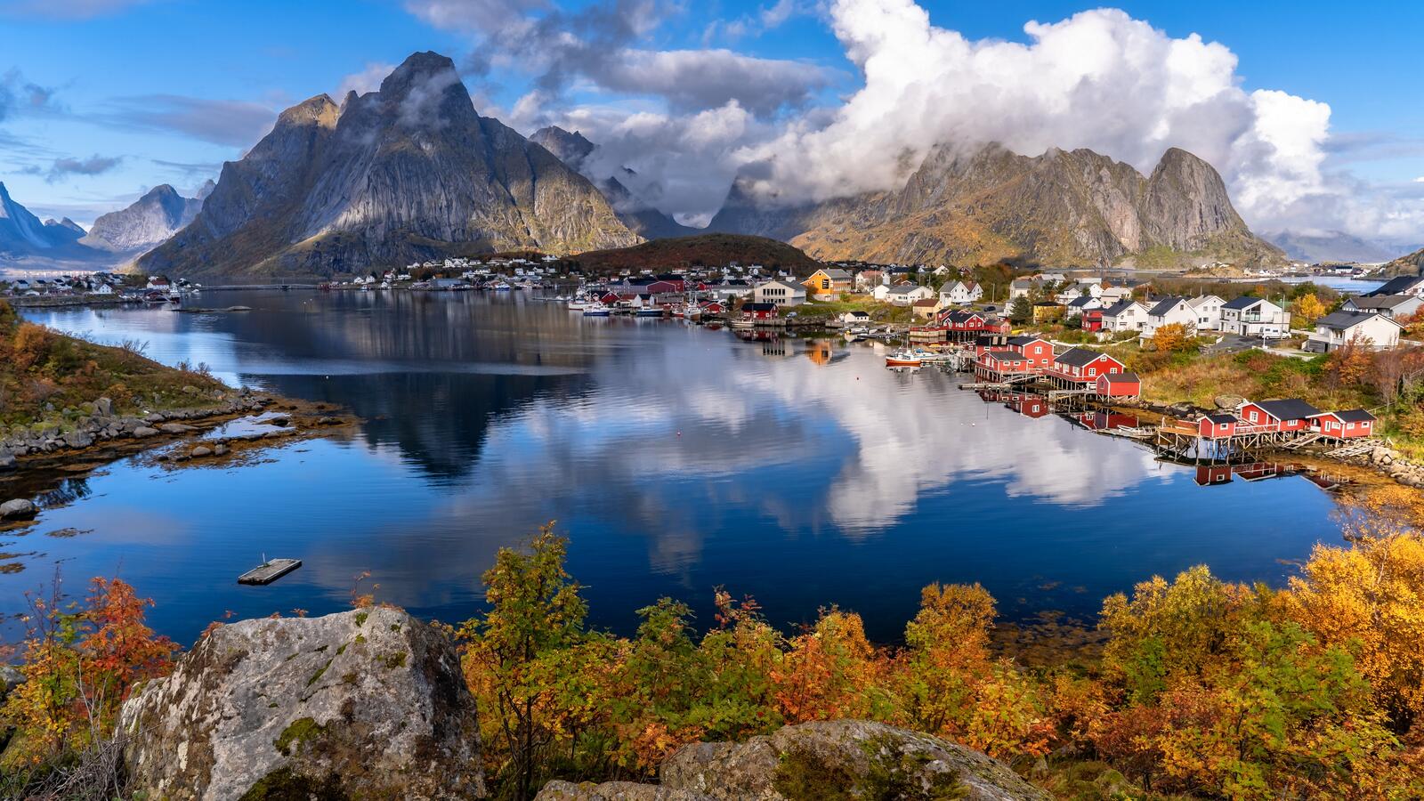 Бесплатное фото Спокойный день в норвежской рыбацкой деревне