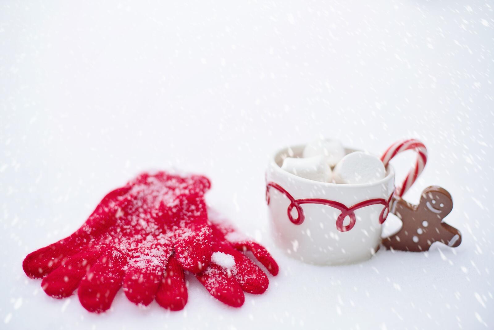 Бесплатное фото Новогоднее настроение с красными перчатками на снегу