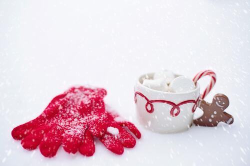 Новогоднее настроение с красными перчатками на снегу