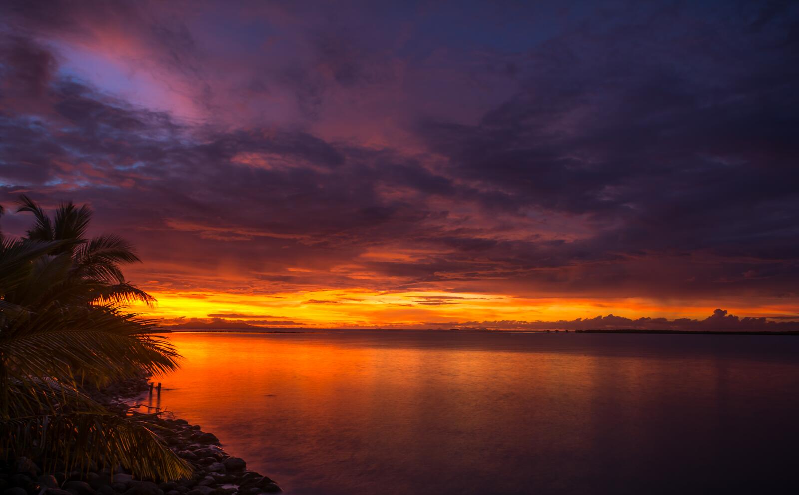 Бесплатное фото Красивое оранжевое небо во время заката солнца над рекой