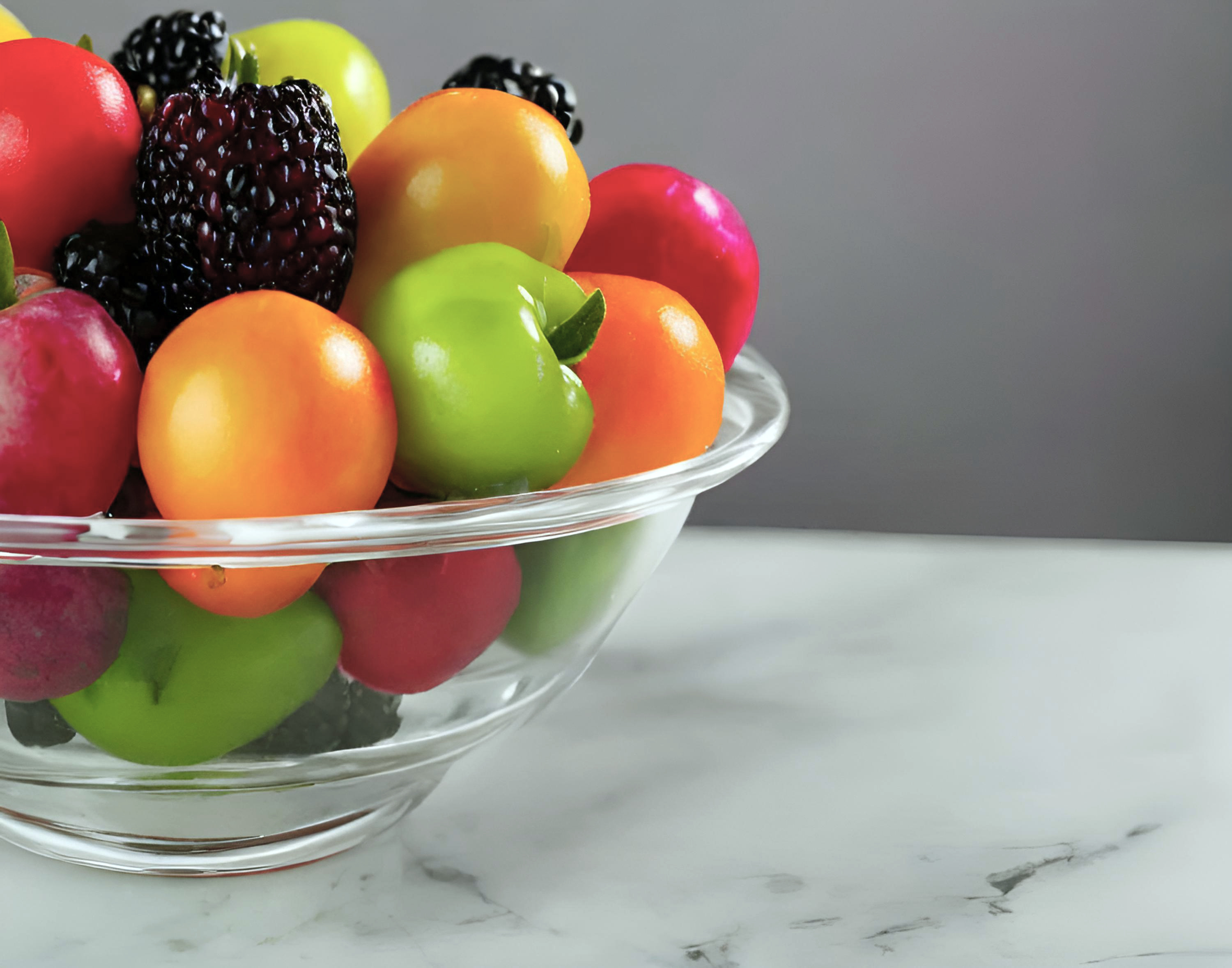 Прозрачная тарелка со спелыми фруктами и ягодами