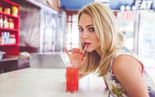 Actress Annasophia Robb in coffee drinking a smoothie from a straw