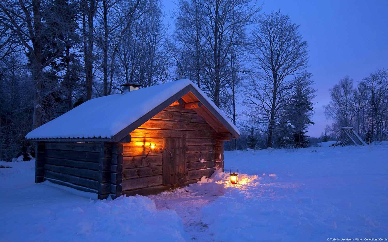 Free photo A cabin in the winter forest