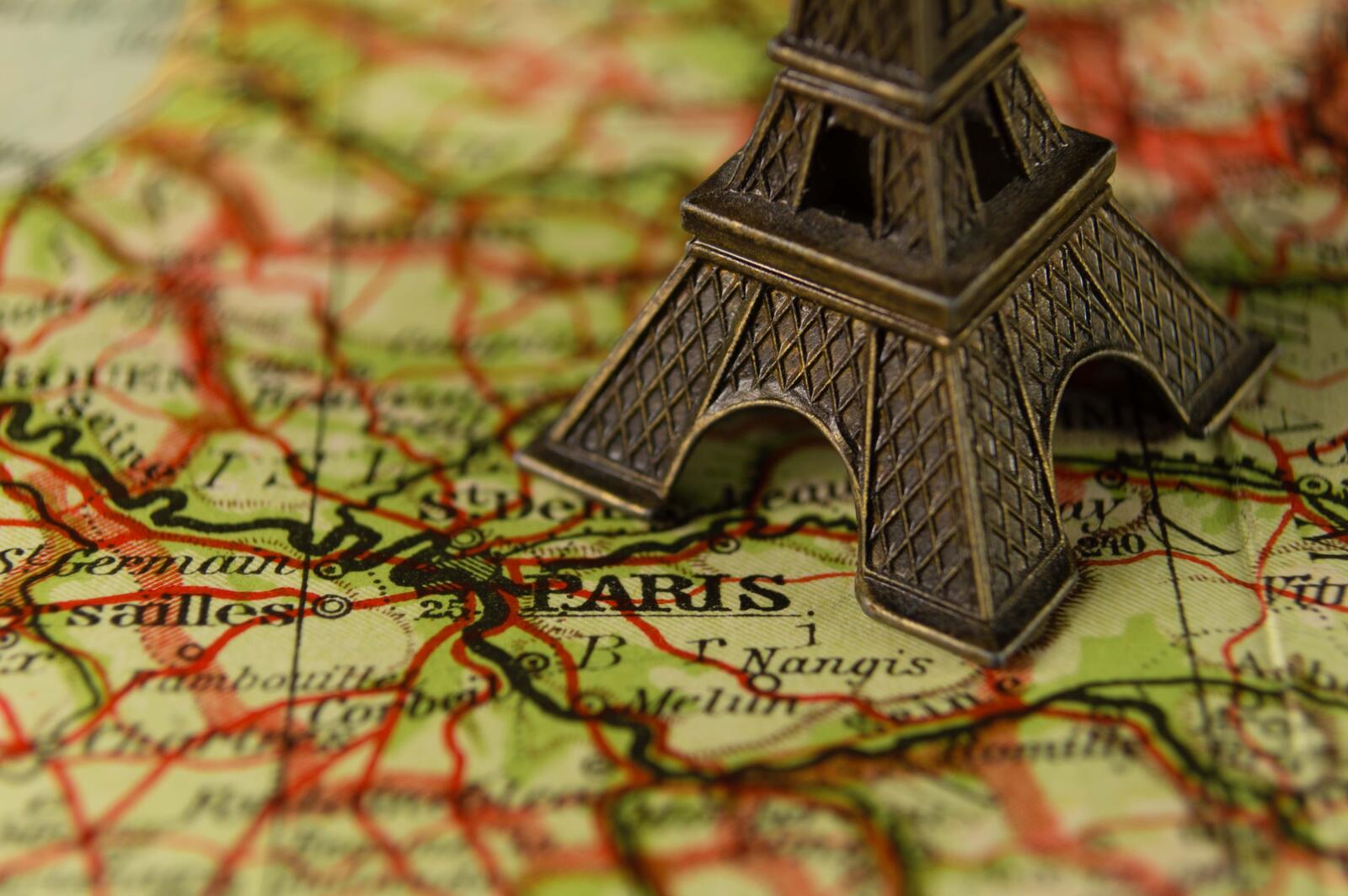 Бесплатное фото Эйфелева башня на карте мира