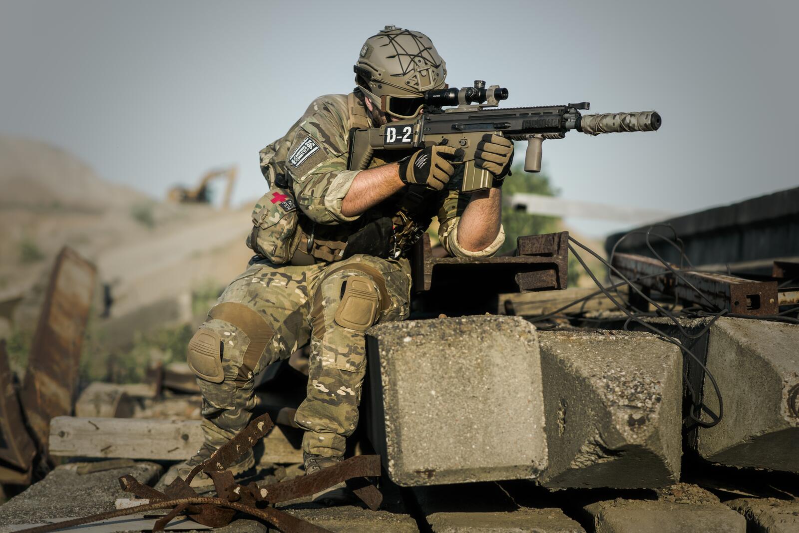 Бесплатное фото Солдат с автоматической винтовкой