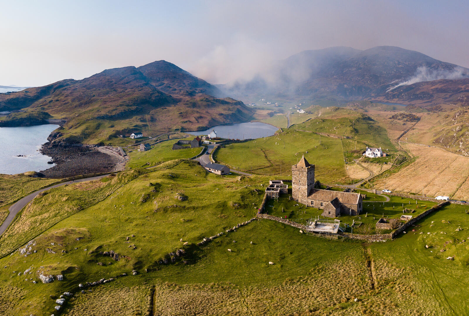 Бесплатное фото Вид с высоты на старинные поселения в Шотландии