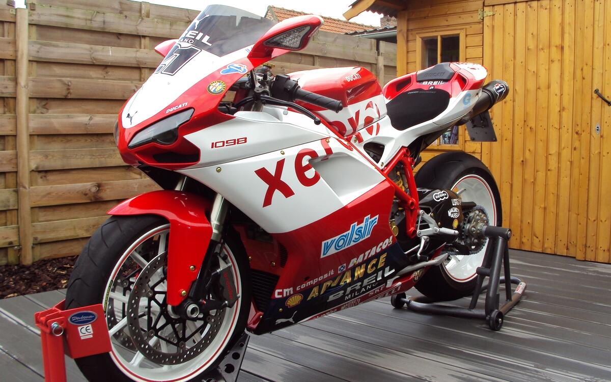Спортивный мотоцикл красно-белого цвета ducati 1098