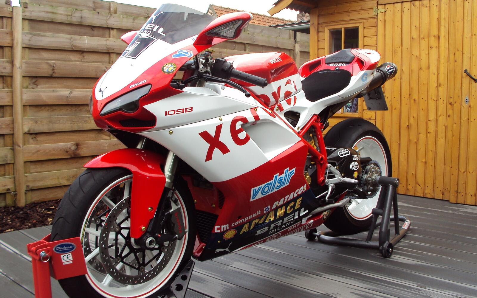 Бесплатное фото Спортивный мотоцикл красно-белого цвета ducati 1098
