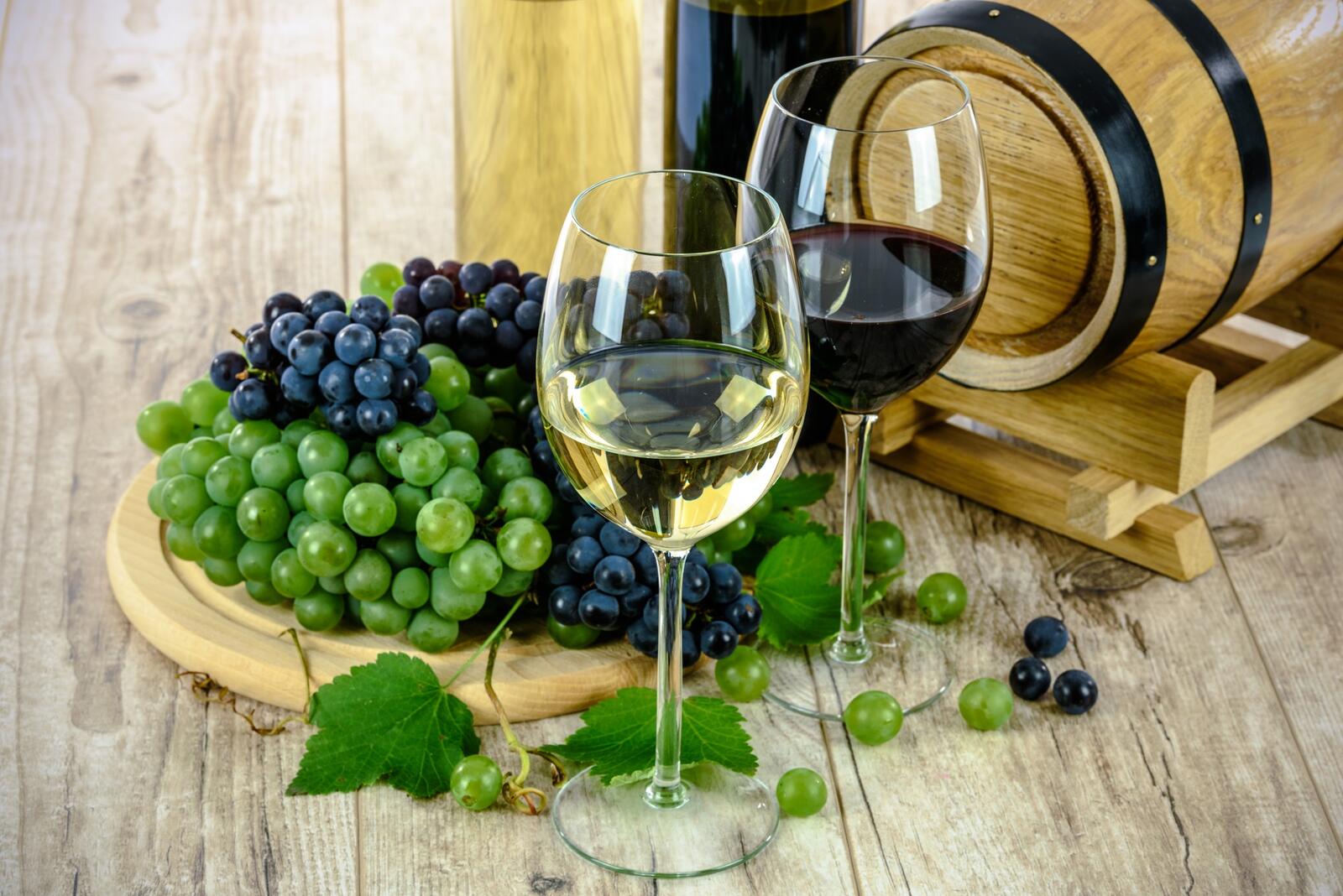 Бесплатное фото Два бокала с белым и красным вином