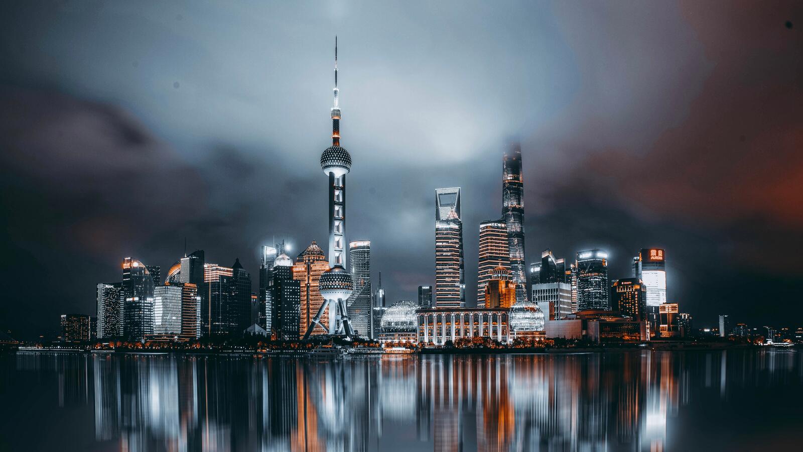Бесплатное фото Ночной Шанхай отражается в воде