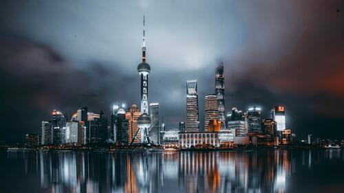 Ночной Шанхай отражается в воде