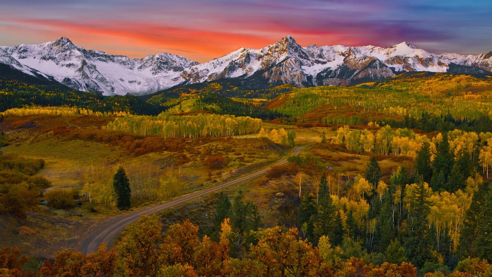 Бесплатное фото Осенний пейзаж с горами