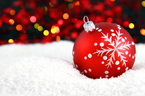 Красный новогодний шарик со снежинкой