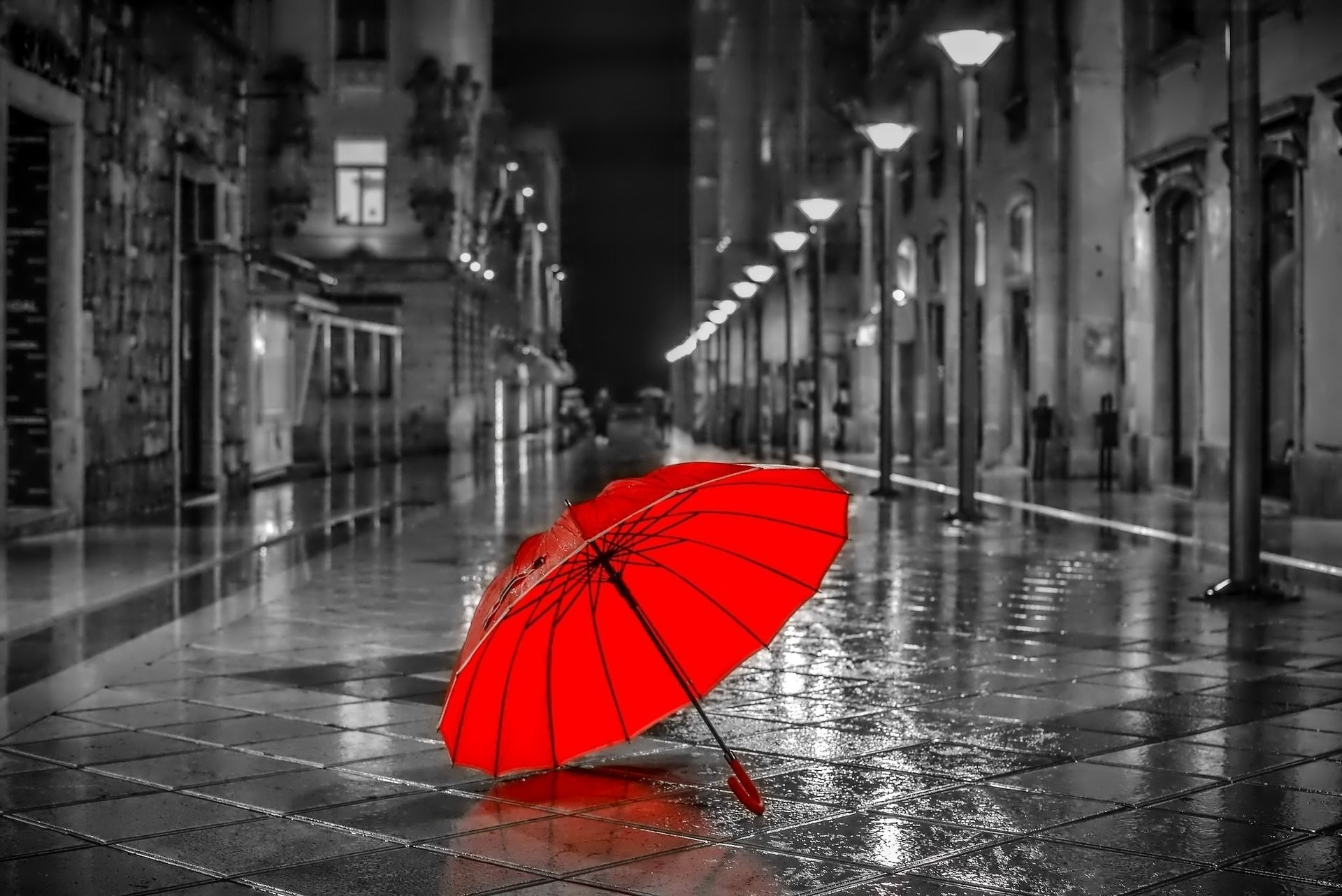 Красный зонтик на монохромной улице