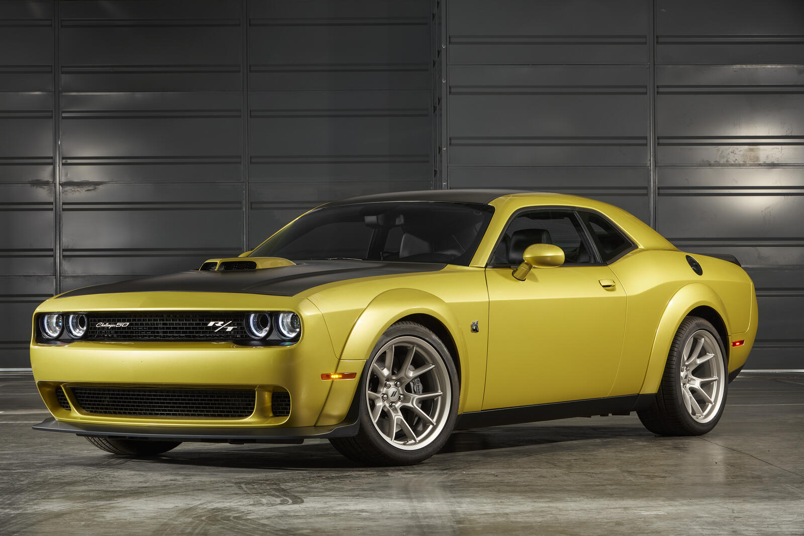 Free photo Gold-colored Dodge Challenger