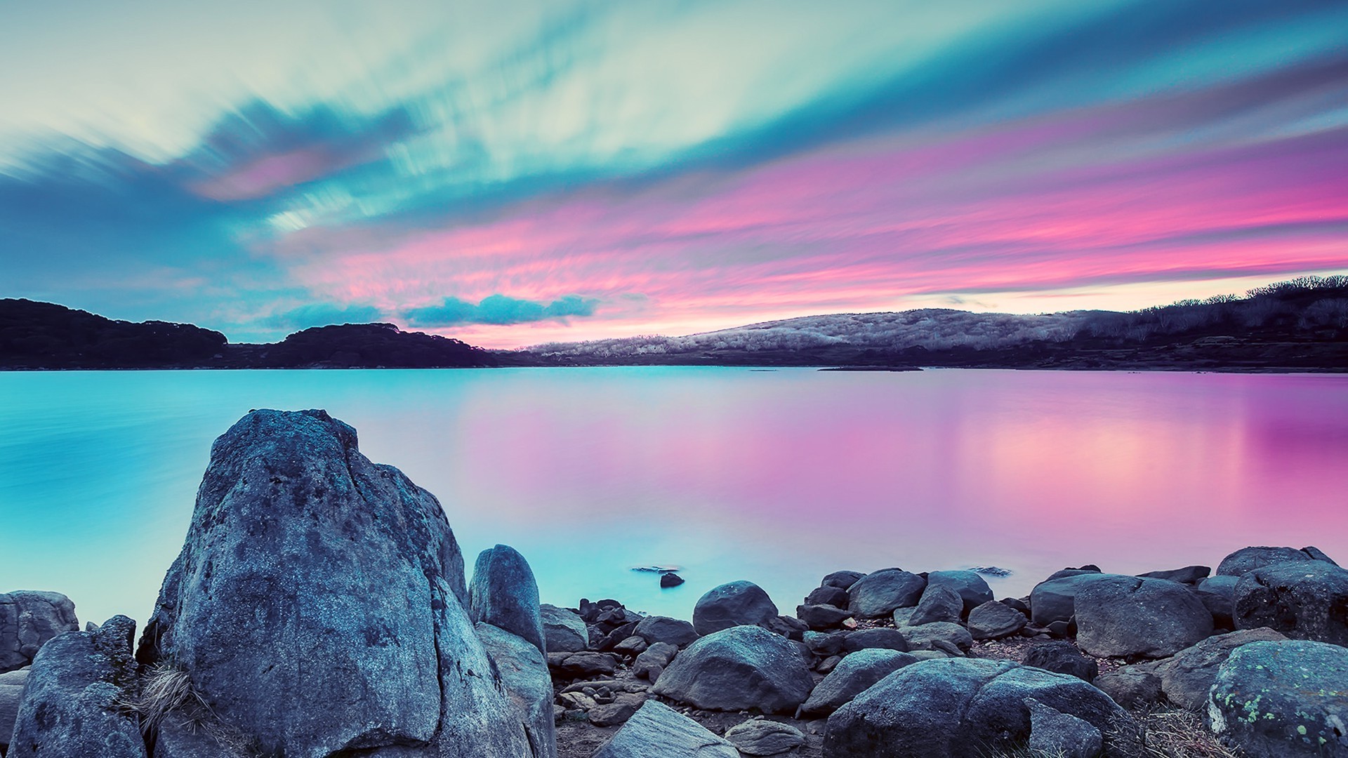 湖面上柔和的粉色夕阳