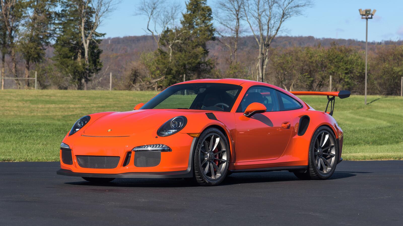 Бесплатное фото Porsche 911 GT3 RS оранжевого цвета