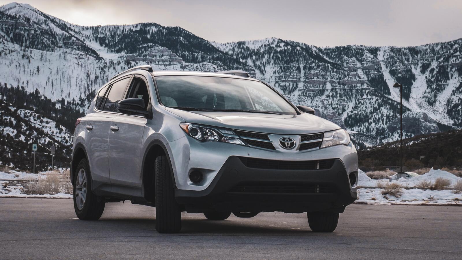 Free photo Toyota rav 4 silver color in the mountains