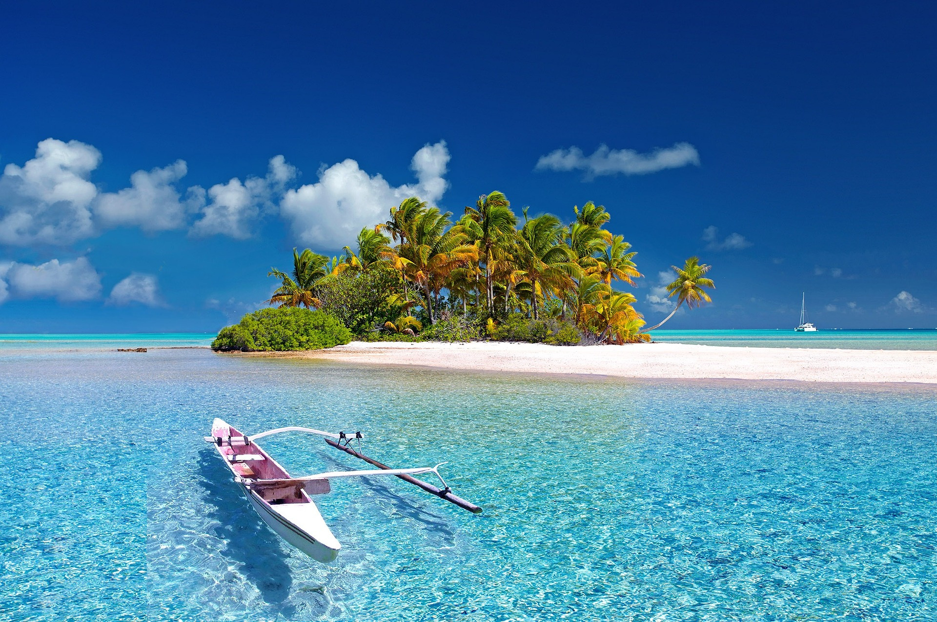 Остров в каноэ окруженной прозрачной голубой водой