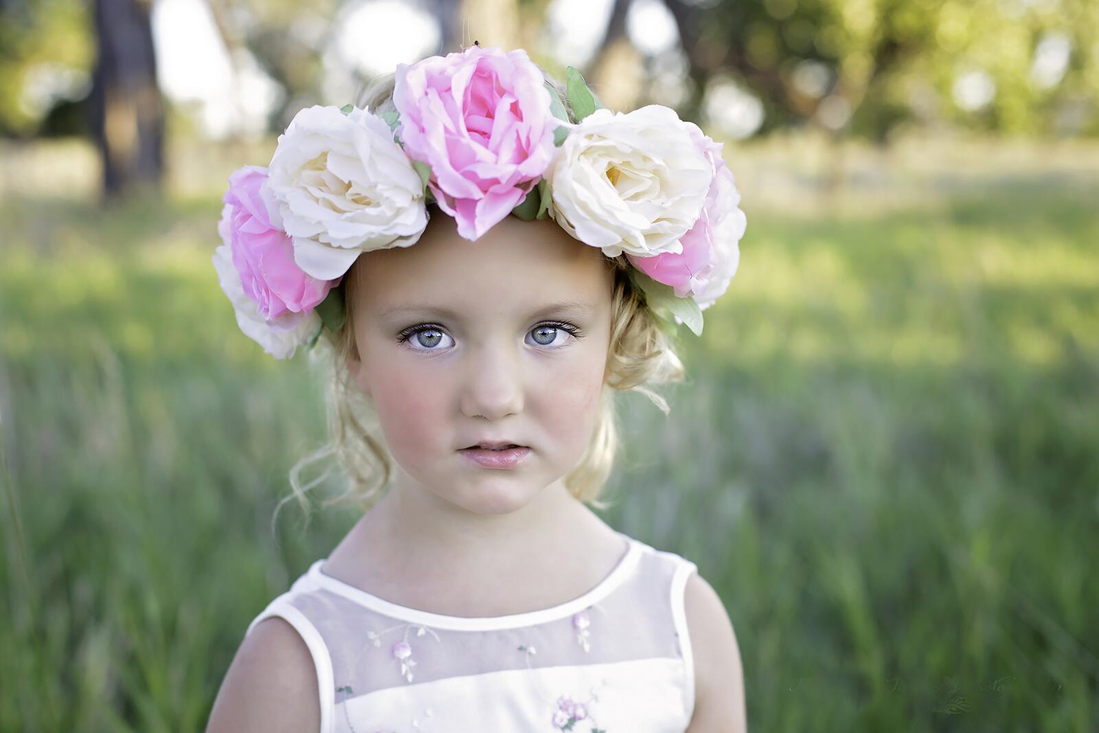 Free photo Portrait of a girl with a winkle on her head