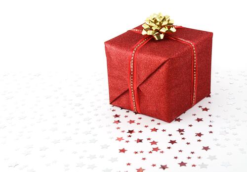 Коробка с подарком в красной упаковке