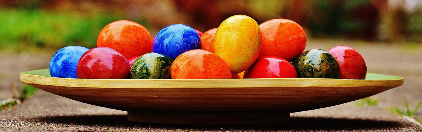 Free photo Large plate with colored eggs for Easter