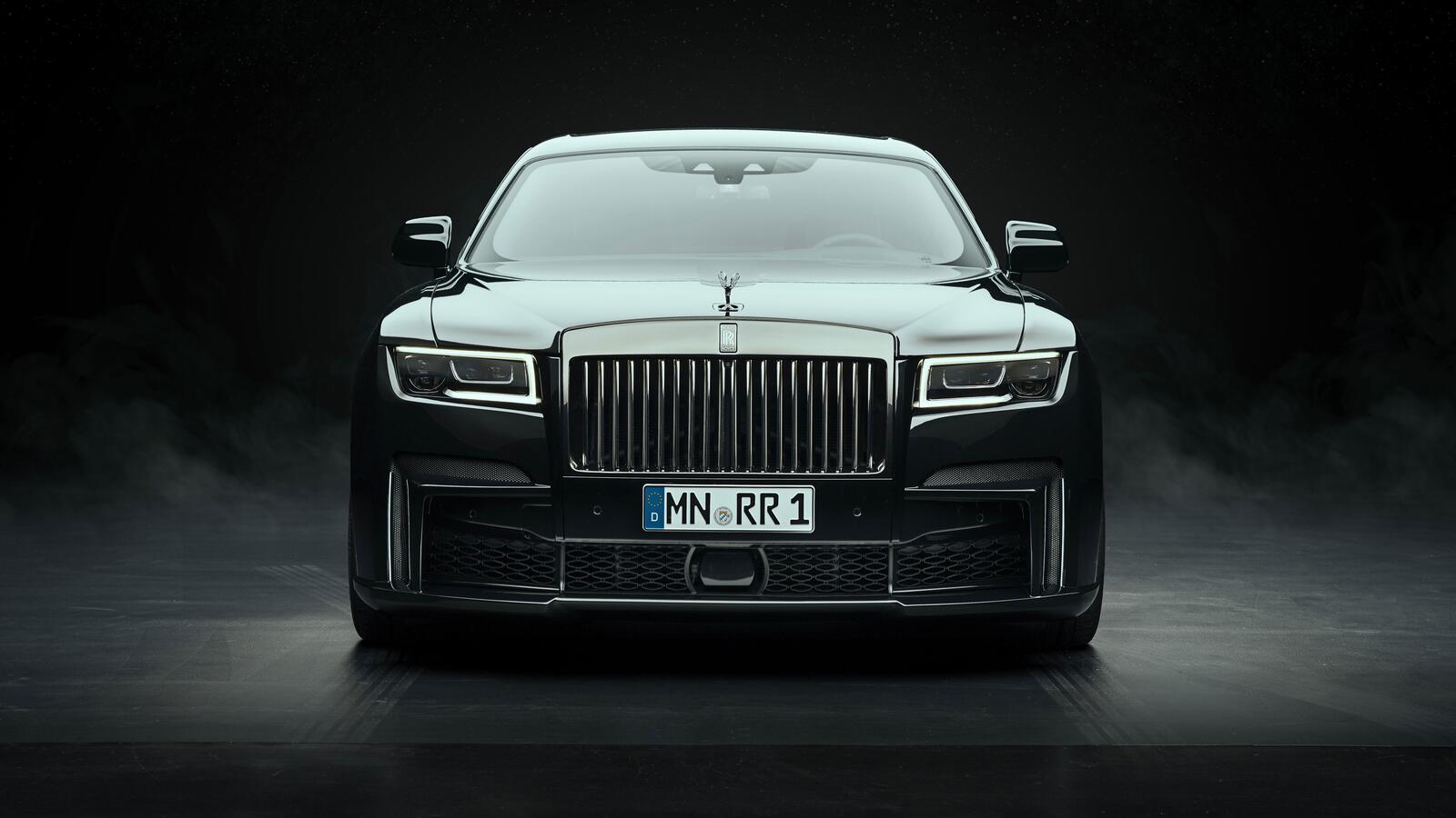 Бесплатное фото Черный Rolls Royce Ghost Black Badge 2022 года на темном фоне