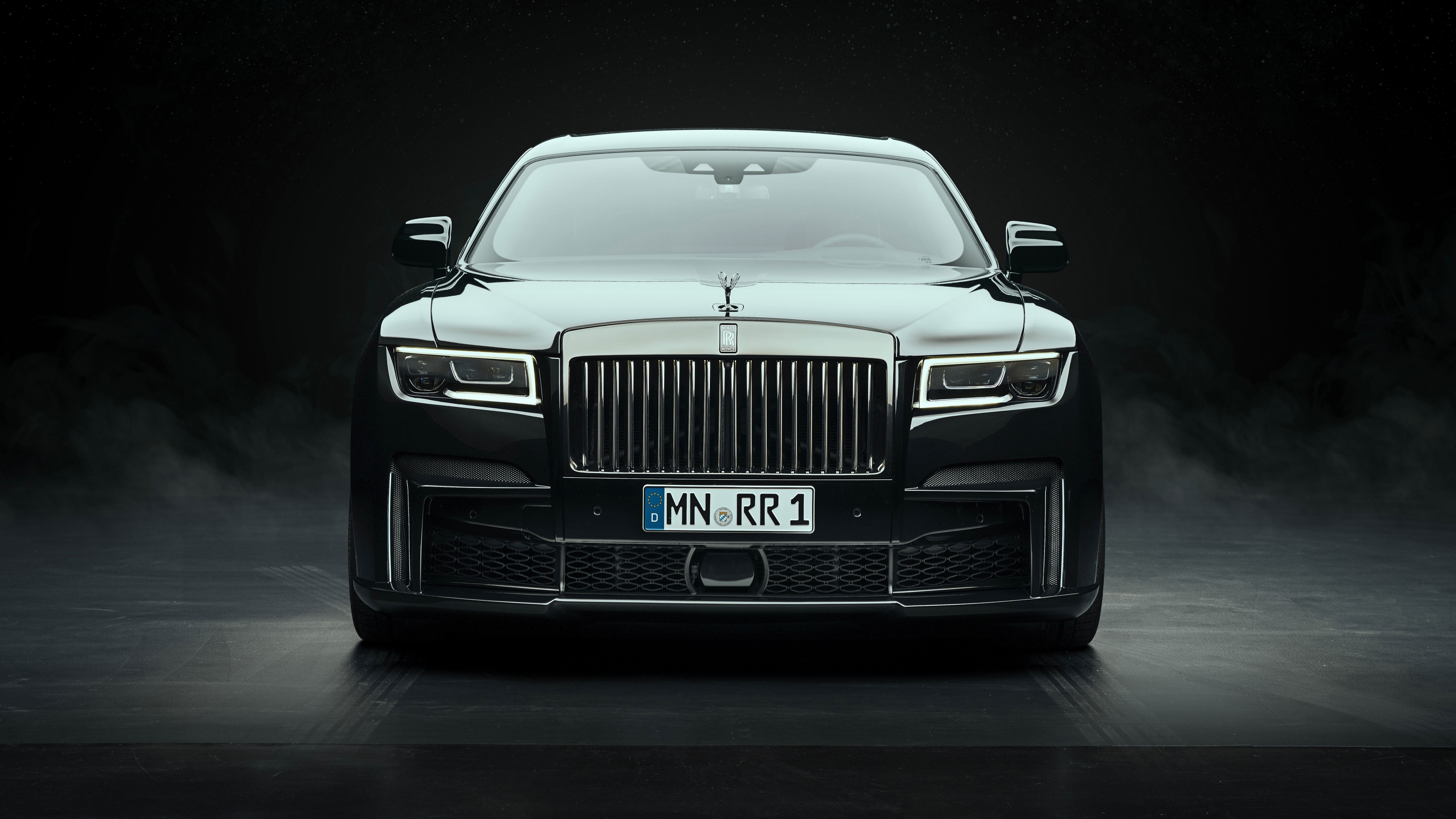 Черный Rolls Royce Ghost Black Badge 2022 года на темном фоне
