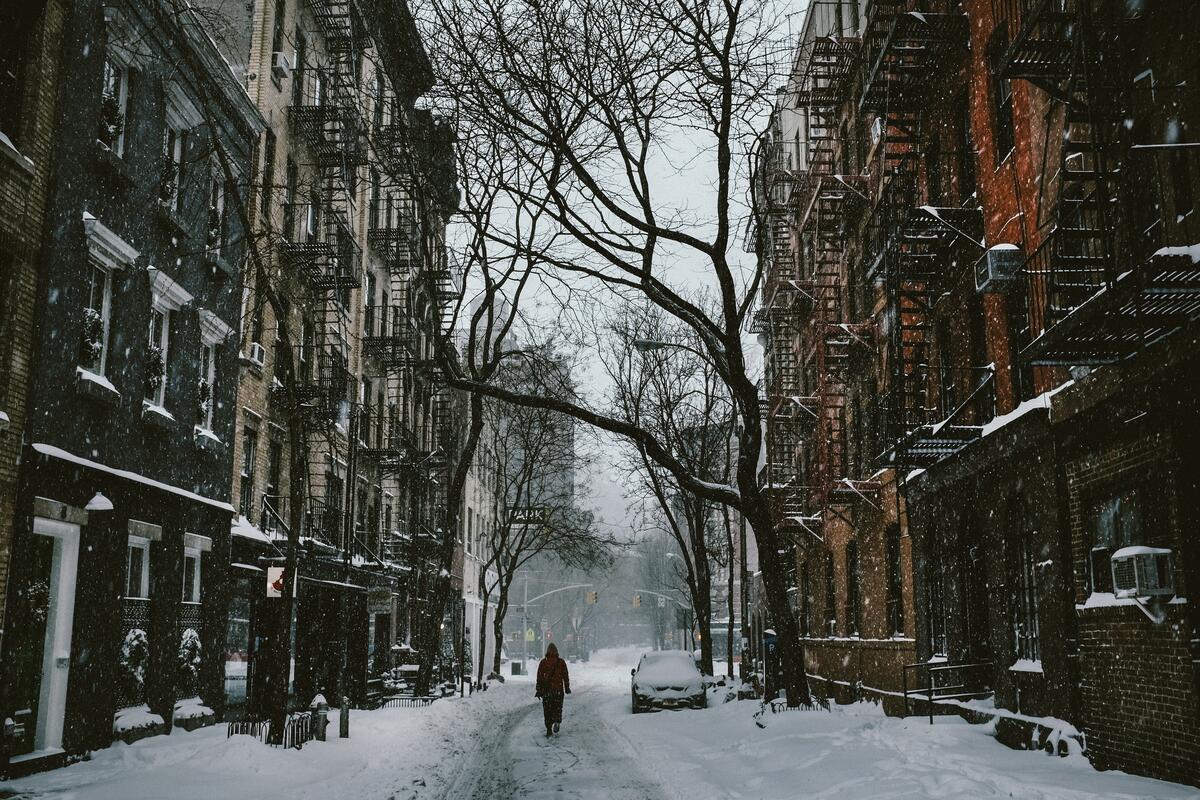 Зимняя узкая городская улица