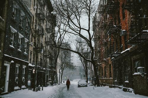 Зимняя узкая городская улица