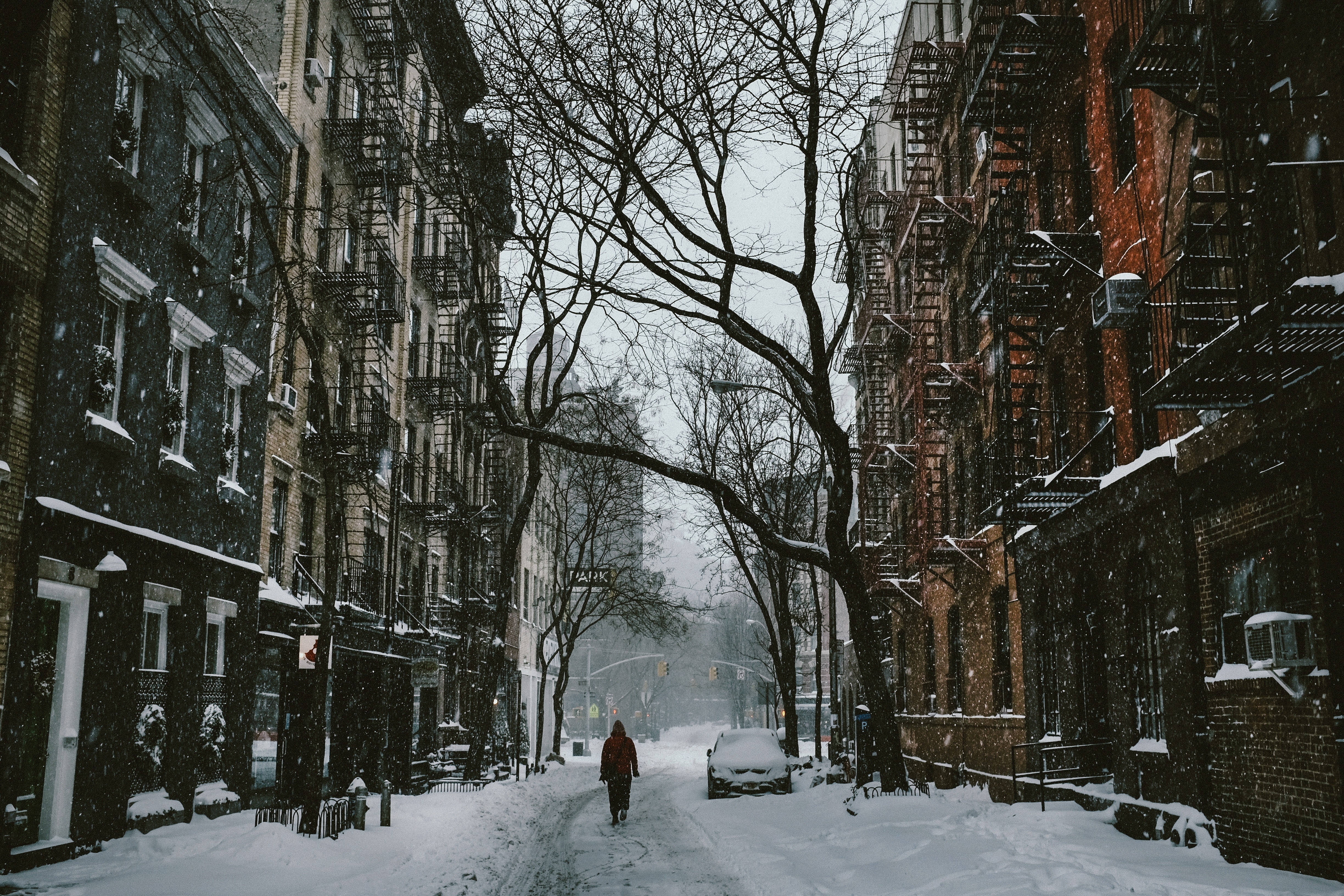 Бесплатное фото Зимняя узкая городская улица