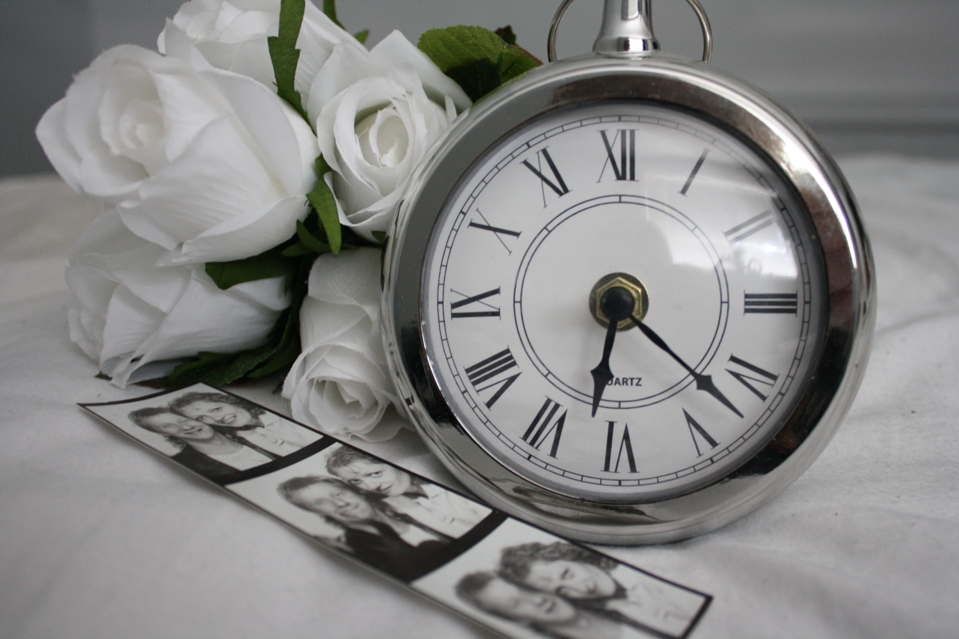 Фото бесплатно часы, белые розы, время
