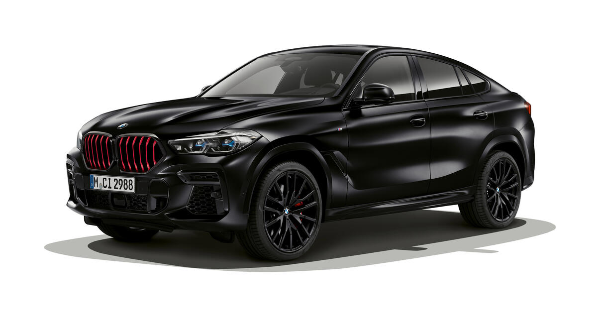 黑色BMW x6 m50i 2021年的黑色轮圈