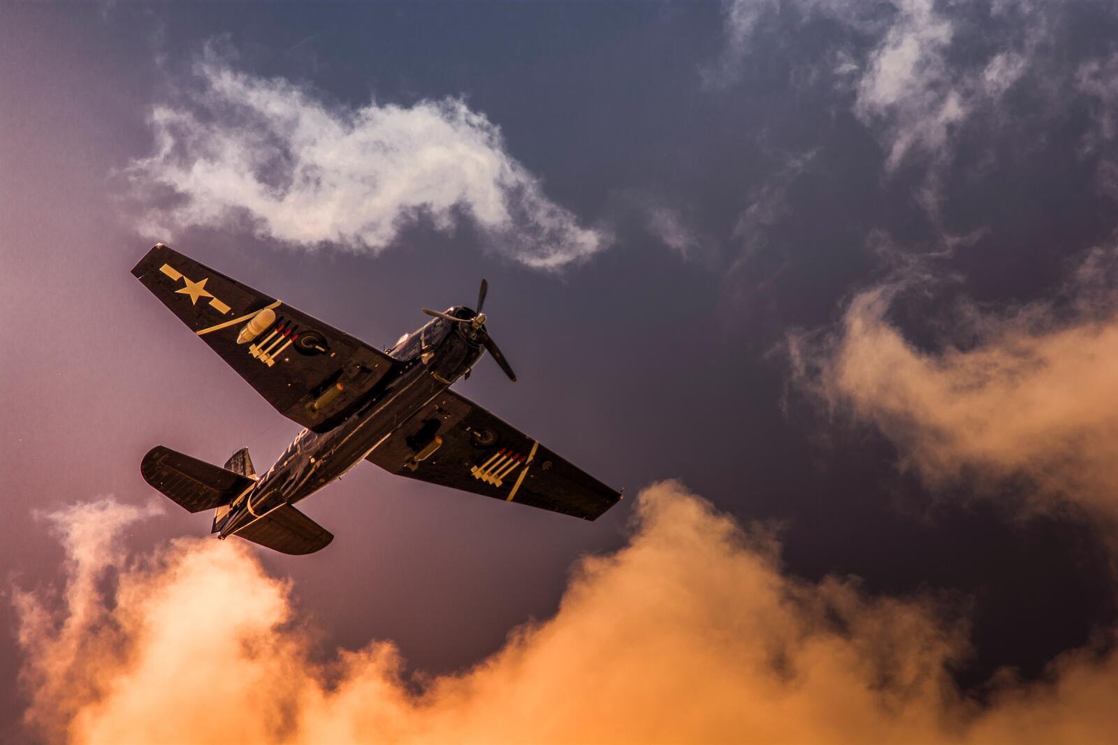 Бесплатное фото Старый военный истребитель в небе