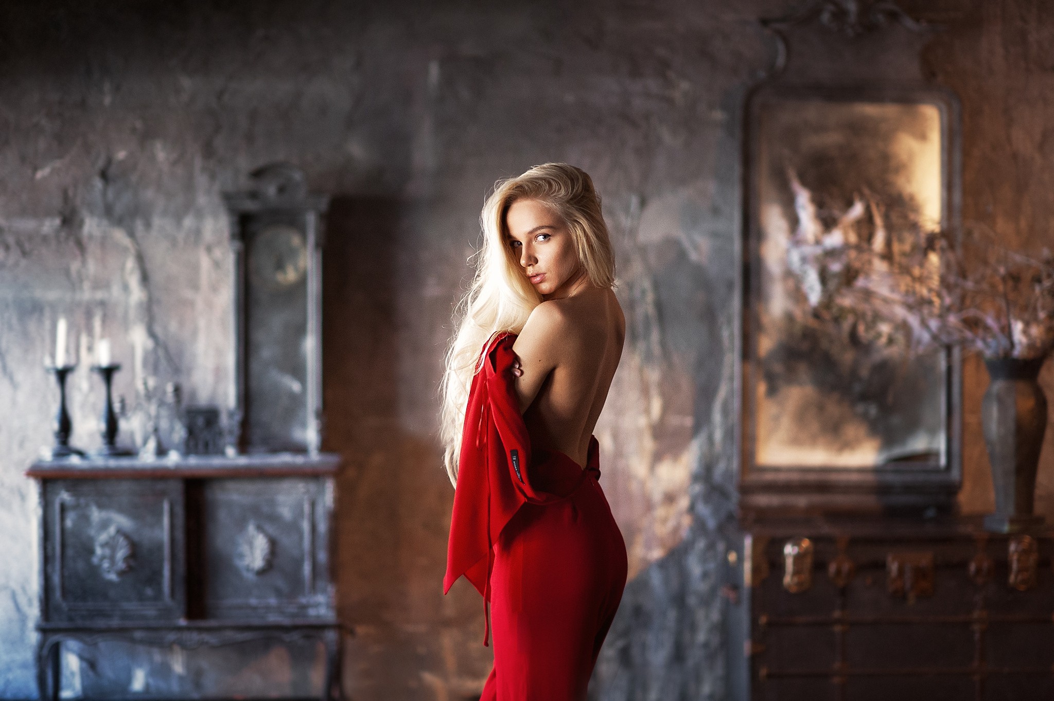 Free photo Maria Popova in a red dress with a bare back