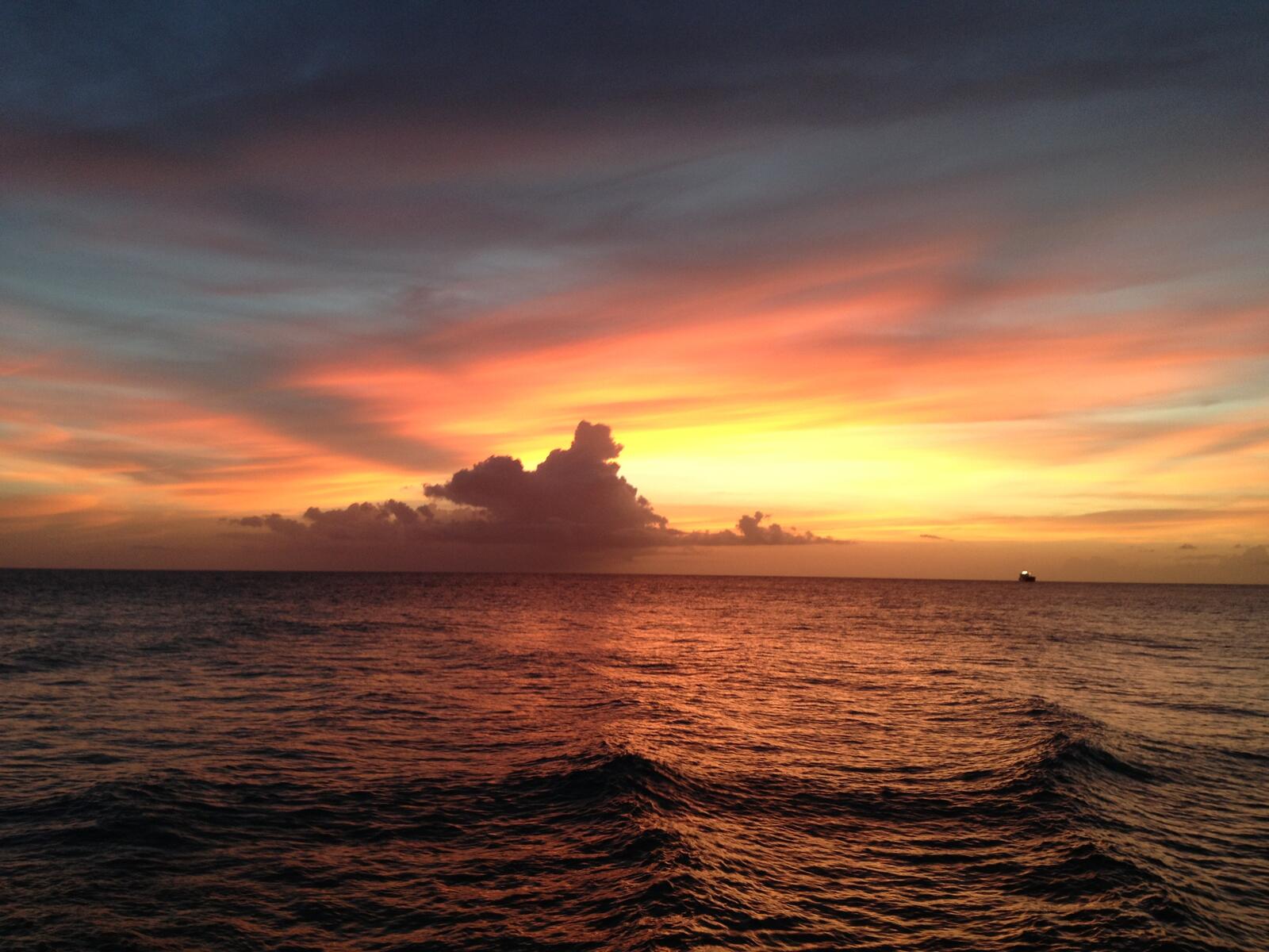 Бесплатное фото Туча на море во время заката