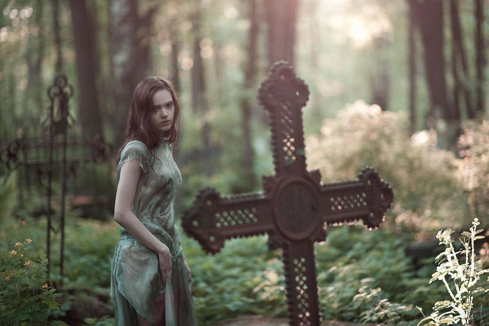 Бесплатное фото Девушка на кладбище